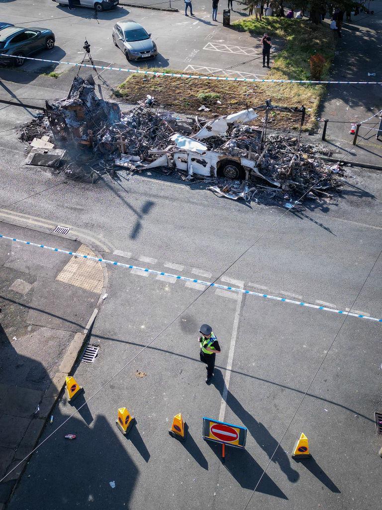 Străzile din Leeds sunt pline de mașini arse. Imaginile dezastrului după ce românii s-au bătut cu polițiștii britanici 913466