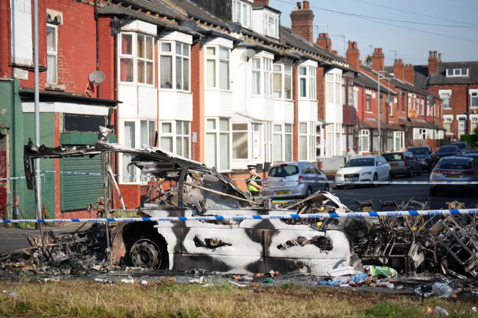 Străzile din Leeds sunt pline de mașini arse. Imaginile dezastrului după ce românii s-au bătut cu polițiștii britanici 913467