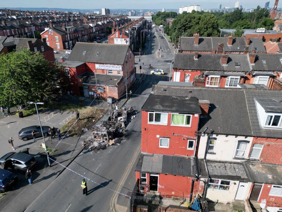 Străzile din Leeds sunt pline de mașini arse. Imaginile dezastrului după ce românii s-au bătut cu polițiștii britanici 913469