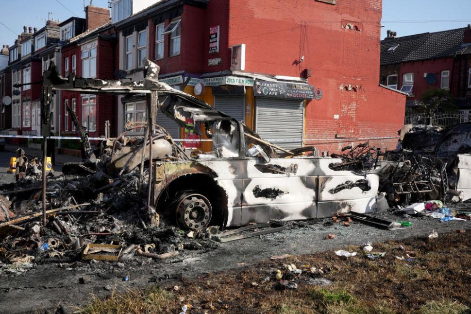 Străzile din Leeds sunt pline de mașini arse. Imaginile dezastrului după ce românii s-au bătut cu polițiștii britanici 913470