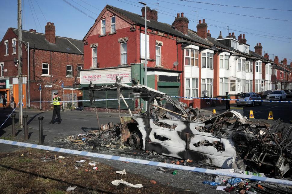 Străzile din Leeds sunt pline de mașini arse. Imaginile dezastrului după ce românii s-au bătut cu polițiștii britanici 913471