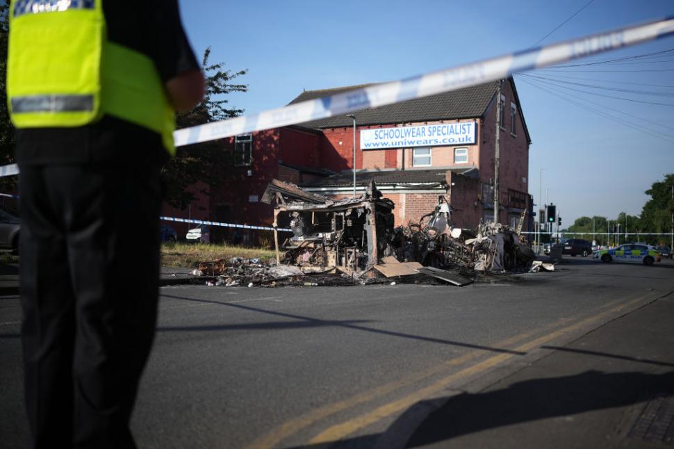Străzile din Leeds sunt pline de mașini arse. Imaginile dezastrului după ce românii s-au bătut cu polițiștii britanici 913473