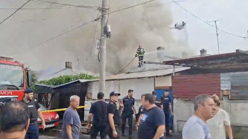 Incendiu puternic în Sectorul 2 al Capitalei. Flăcările s-au extins la cinci case 913648