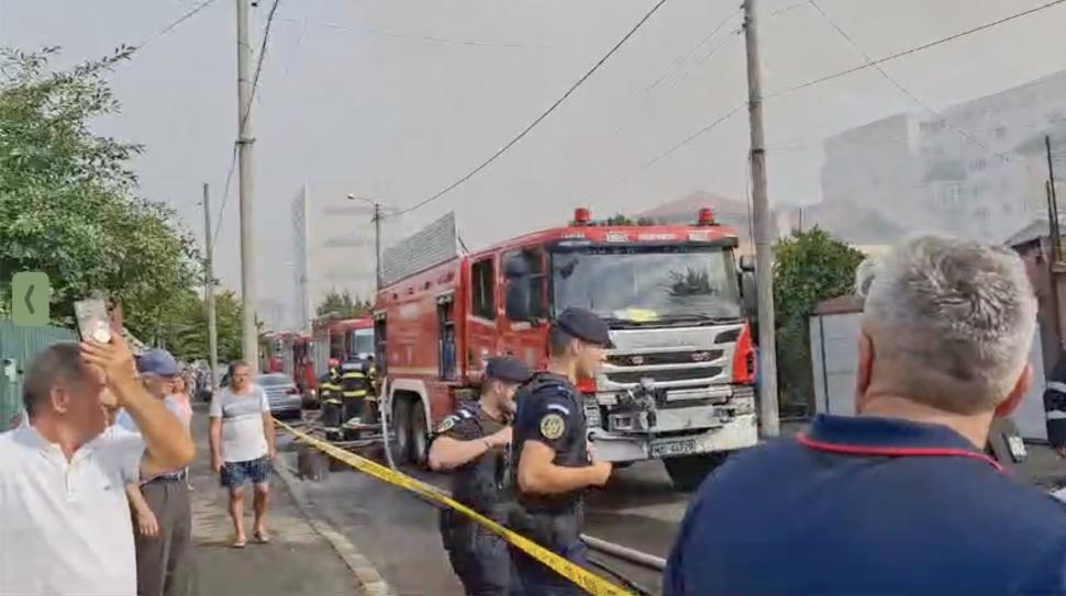 Incendiu puternic în Sectorul 2 al Capitalei. Flăcările s-au extins la cinci case 913649