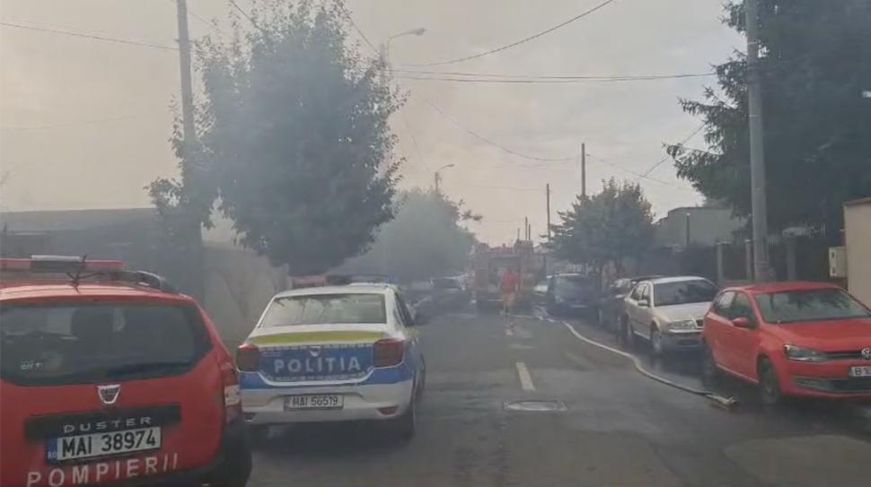 Incendiu puternic în Sectorul 2 al Capitalei. Flăcările s-au extins la cinci case 913650