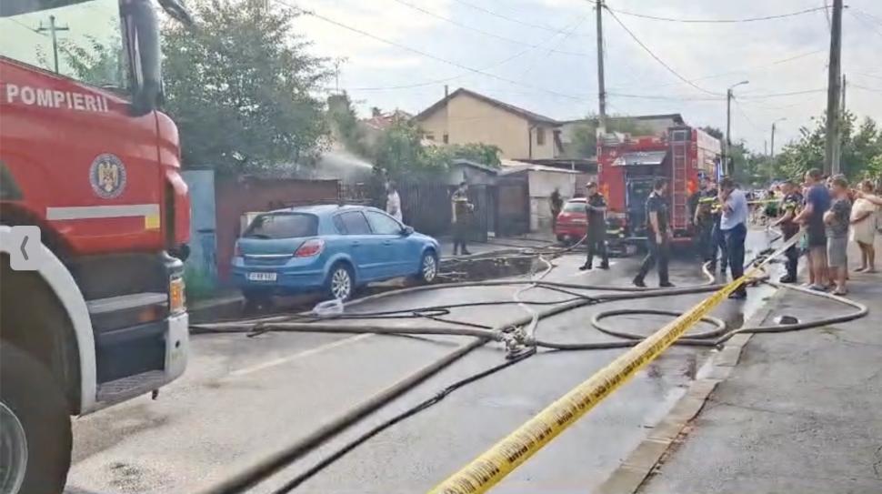 Incendiu puternic în Sectorul 2 al Capitalei. Flăcările s-au extins la cinci case 913651