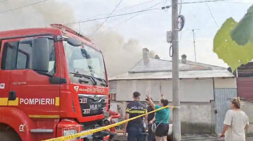 Incendiu puternic în Sectorul 2 al Capitalei. Flăcările s-au extins la cinci case 913652