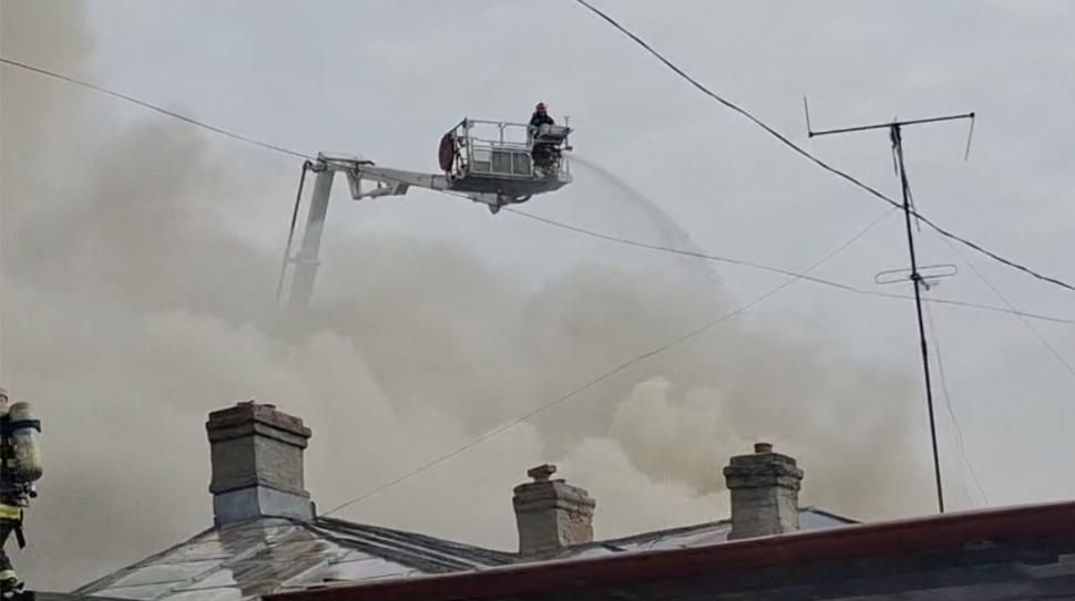 Incendiu puternic în Sectorul 2 al Capitalei. Flăcările s-au extins la cinci case 913653