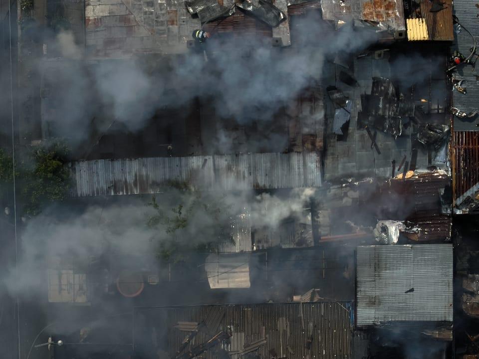 Incendiu puternic în Sectorul 2 al Capitalei. Flăcările s-au extins la cinci case 913664