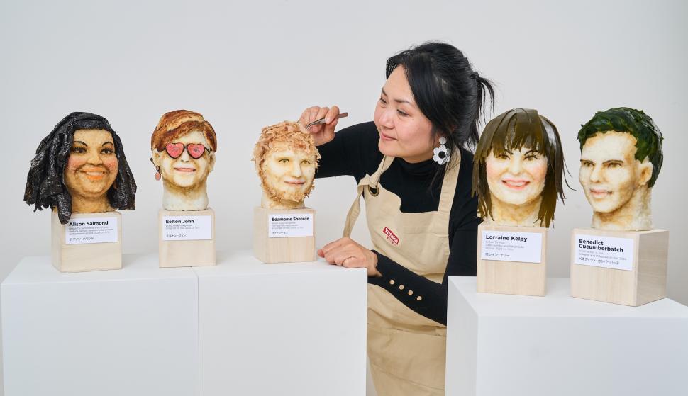 Capete „hilare” din sushi ale unor celebrități, expuse de un artist britanic. Cum arată „Edamame Sheeran” sau „Eelton John” 913824