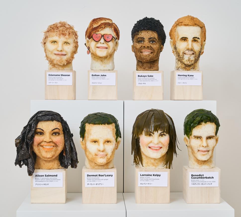 Capete „hilare” din sushi ale unor celebrități, expuse de un artist britanic. Cum arată „Edamame Sheeran” sau „Eelton John” 913825