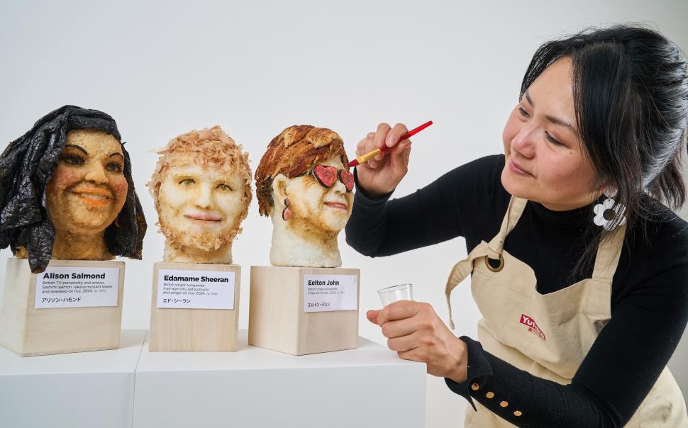 Capete „hilare” din sushi ale unor celebrități, expuse de un artist britanic. Cum arată „Edamame Sheeran” sau „Eelton John” 913826