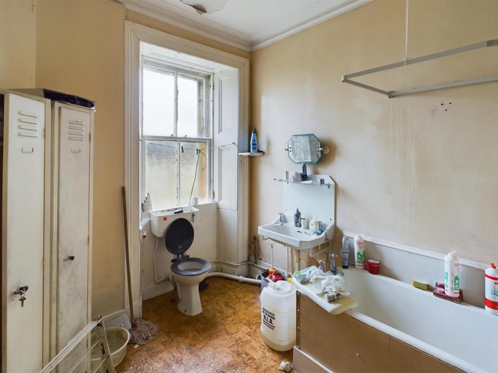 O casă cu 7 dormitoare din Scoția se vinde la prețul unui apartament. Un singur detaliu îi pune pe gânduri pe potențialii cumpărători 913864