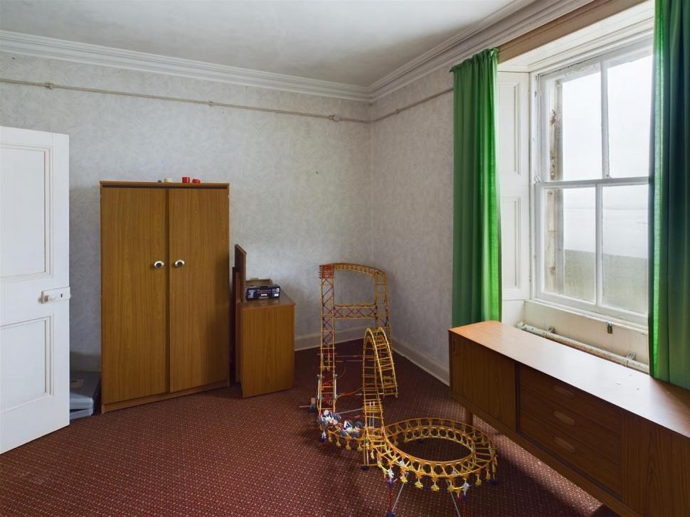 O casă cu 7 dormitoare din Scoția se vinde la prețul unui apartament. Un singur detaliu îi pune pe gânduri pe potențialii cumpărători 913866