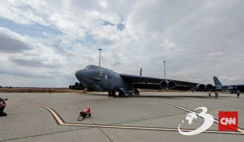 B-52, bombardierul strategic american care a supraviețuit Războiului Rece, a sosit pentru prima dată în România 913996