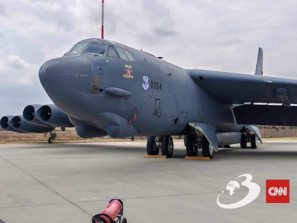 B-52, bombardierul strategic american care a supraviețuit Războiului Rece, a sosit pentru prima dată în România 913997