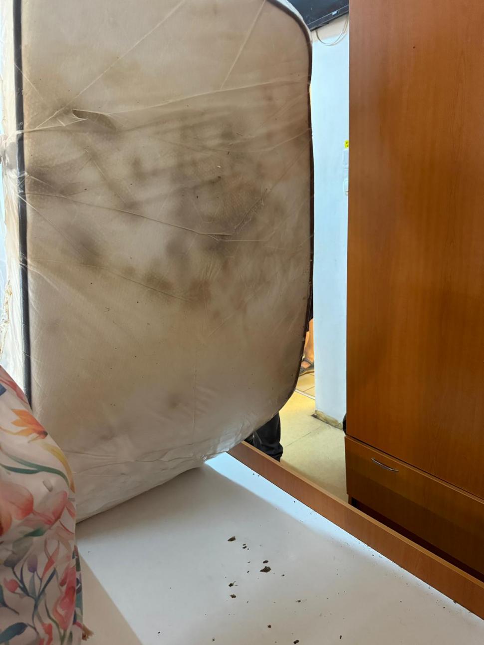  Imagini șocante dintr-un nou azil al groazei. Oamenii erau ținuți nespălați în condiții mizere, în timp ce saltelele noi erau ascunse 914035