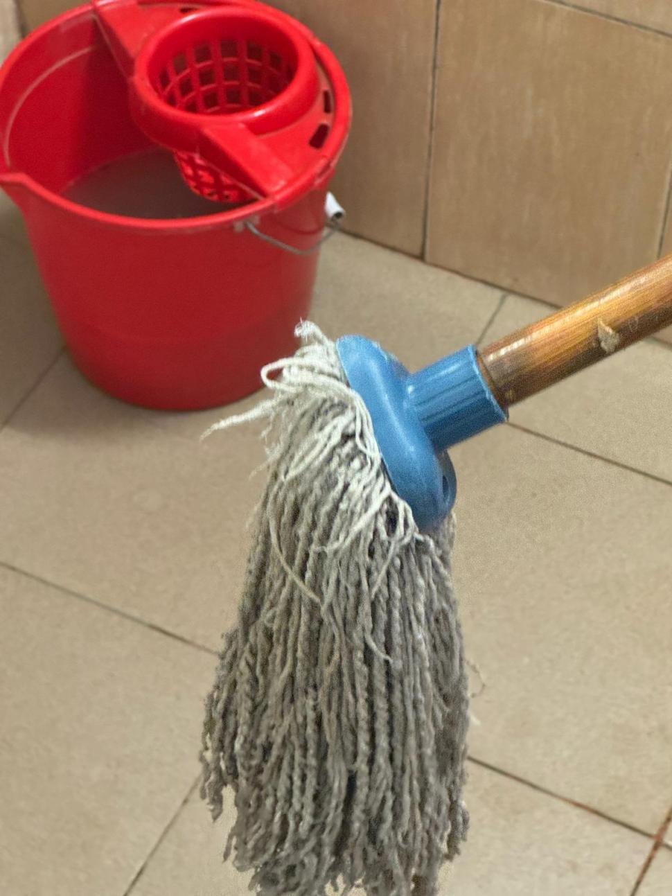  Imagini șocante dintr-un nou azil al groazei. Oamenii erau ținuți nespălați în condiții mizere, în timp ce saltelele noi erau ascunse 914037