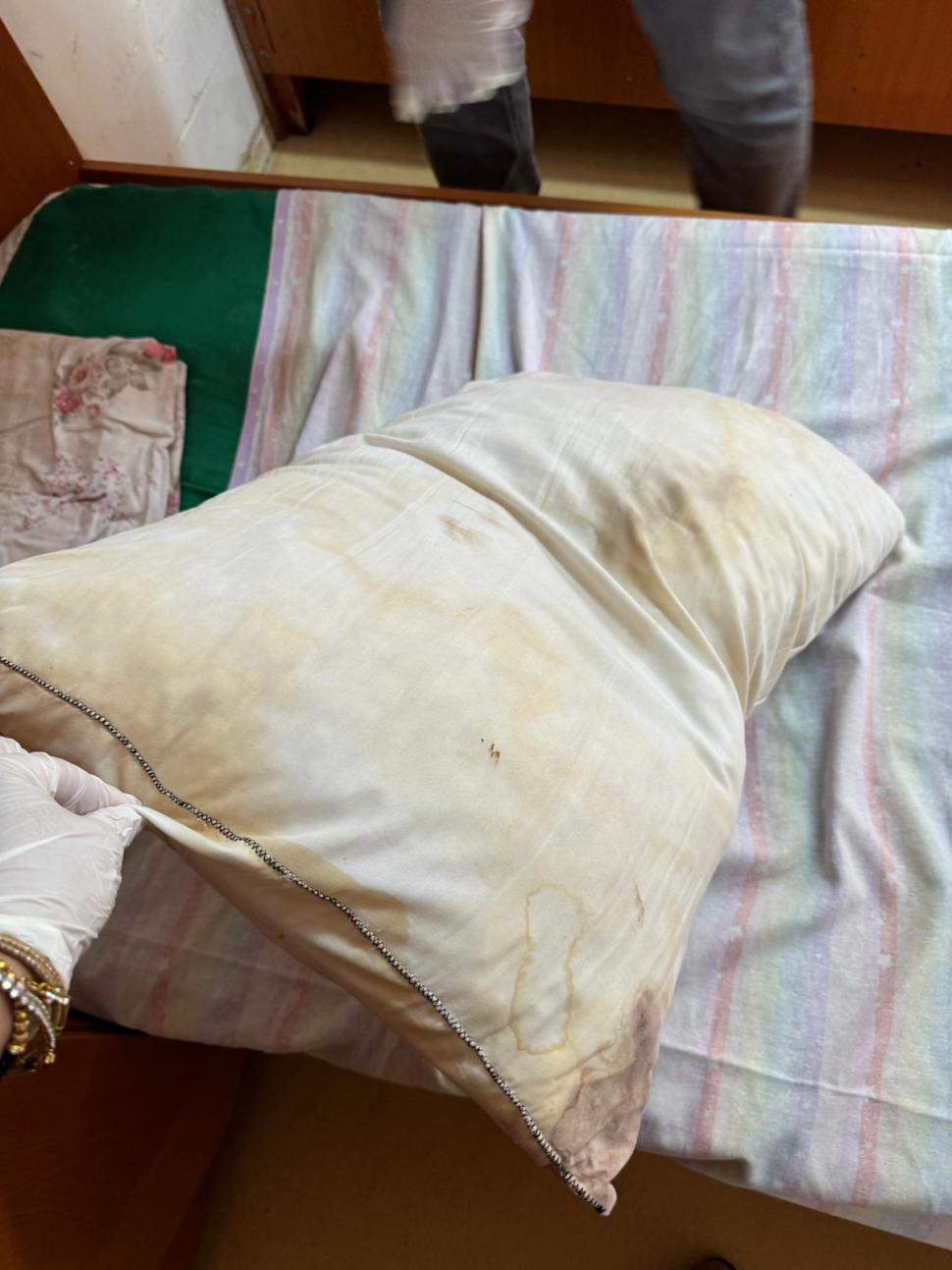  Imagini șocante dintr-un nou azil al groazei. Oamenii erau ținuți nespălați în condiții mizere, în timp ce saltelele noi erau ascunse 914039