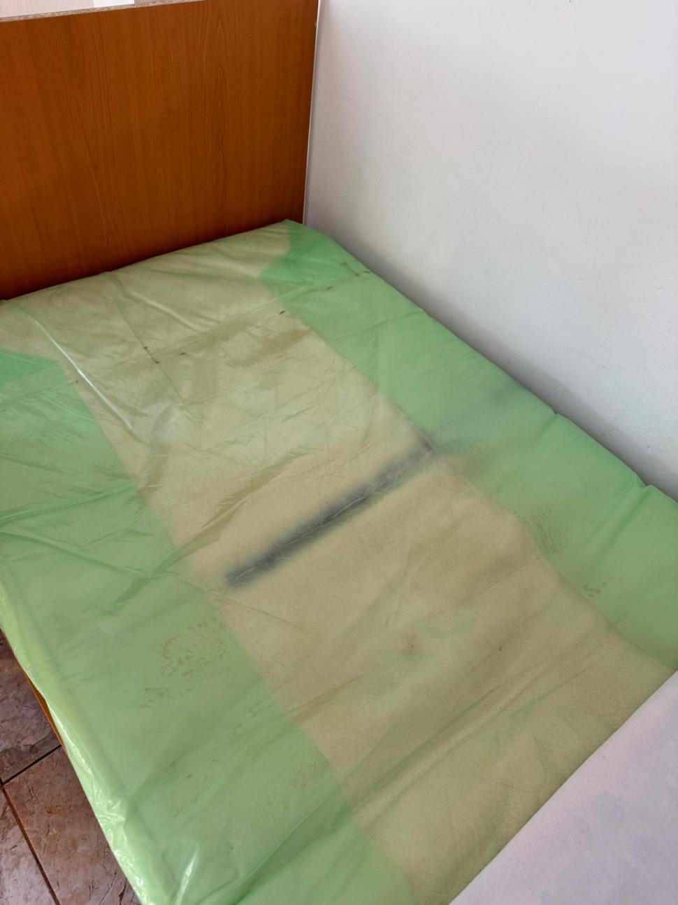  Imagini șocante dintr-un nou azil al groazei. Oamenii erau ținuți nespălați în condiții mizere, în timp ce saltelele noi erau ascunse 914041