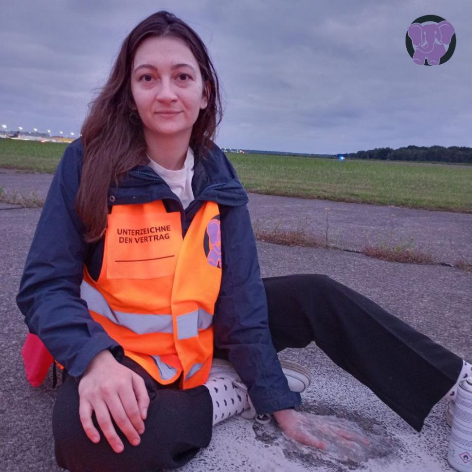 Activiștii de mediu au blocat un aeroport în Germania după ce s-au lipit de pistă. Proteste și în Finlanda și Norvegia  914165