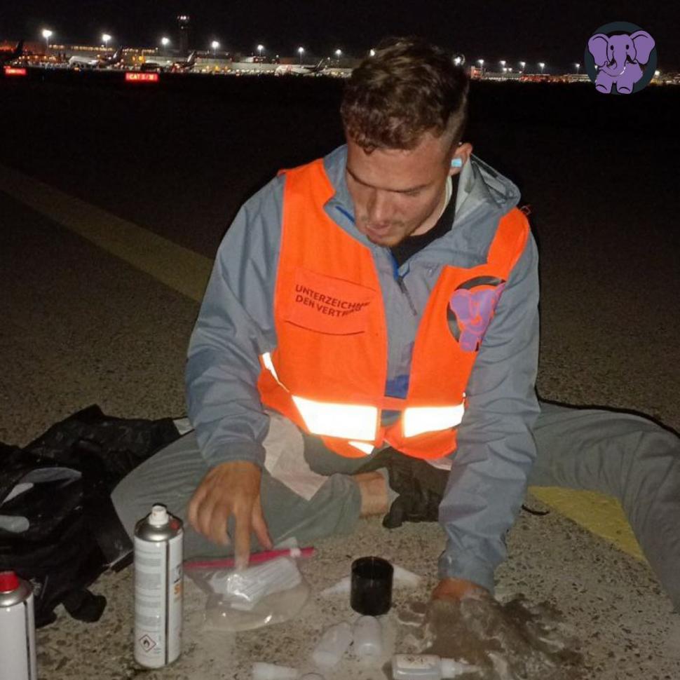 Activiștii de mediu au blocat un aeroport în Germania după ce s-au lipit de pistă. Proteste și în Finlanda și Norvegia  914166