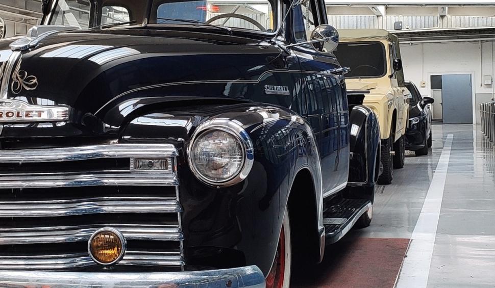 Imagini de colecţie cu un Chevrolet C100 și Aro 240, aduse pentru inspecţie la RAR 914323