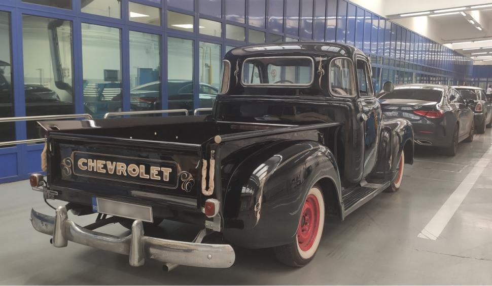 Imagini de colecţie cu un Chevrolet C100 și Aro 240, aduse pentru inspecţie la RAR 914325