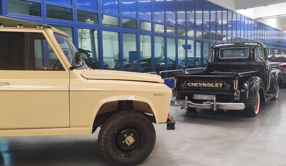 Imagini de colecţie cu un Chevrolet C100 și Aro 240, aduse pentru inspecţie la RAR 914326