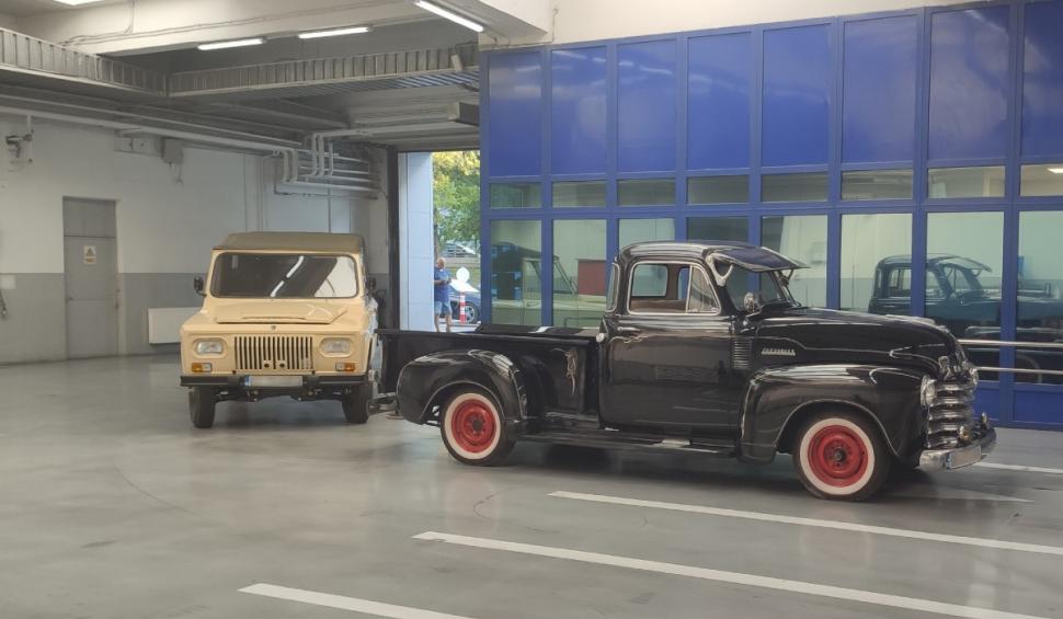 Imagini de colecţie cu un Chevrolet C100 și Aro 240, aduse pentru inspecţie la RAR 914327