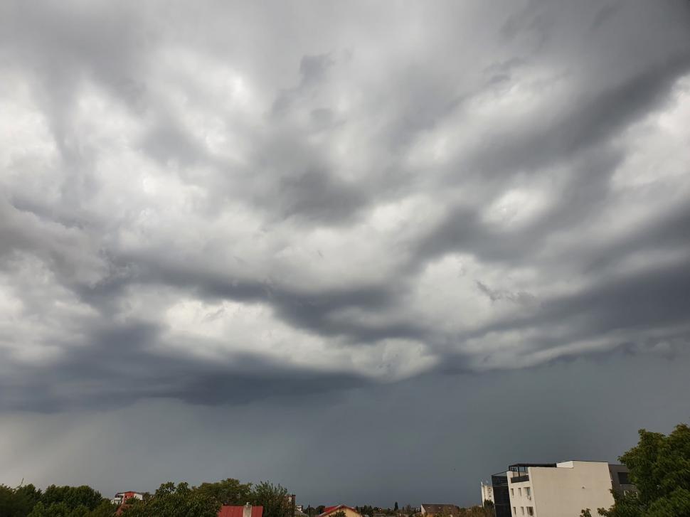 Furtună puternică în București: A fost dat mesaj Ro-Alert. Cod portocaliu de ploi torențiale, vijelii și grindină în mai multe județe 914289