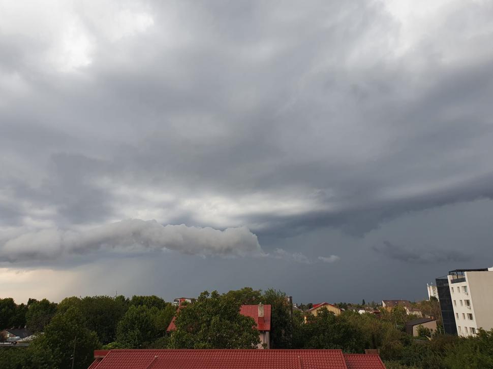 Furtună puternică în București: A fost dat mesaj Ro-Alert. Cod portocaliu de ploi torențiale, vijelii și grindină în mai multe județe 914290
