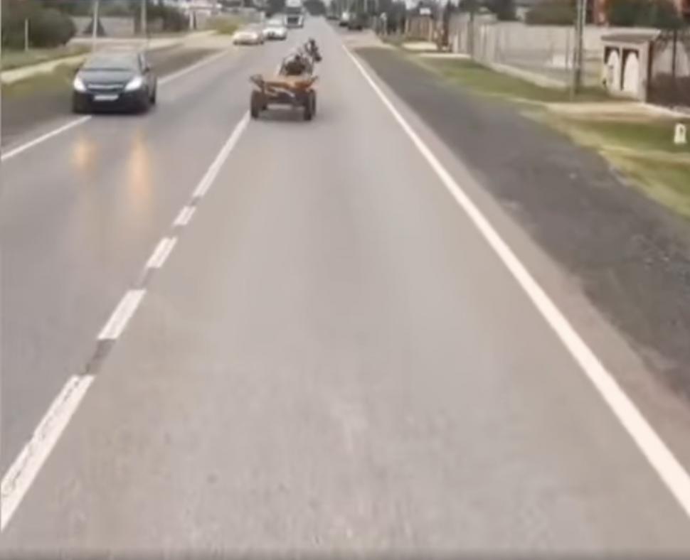 Un bărbat a pus viața mai multor șoferi în pericol: Circula haotic cu căruța, pe un drum național din Târgoviște 914248