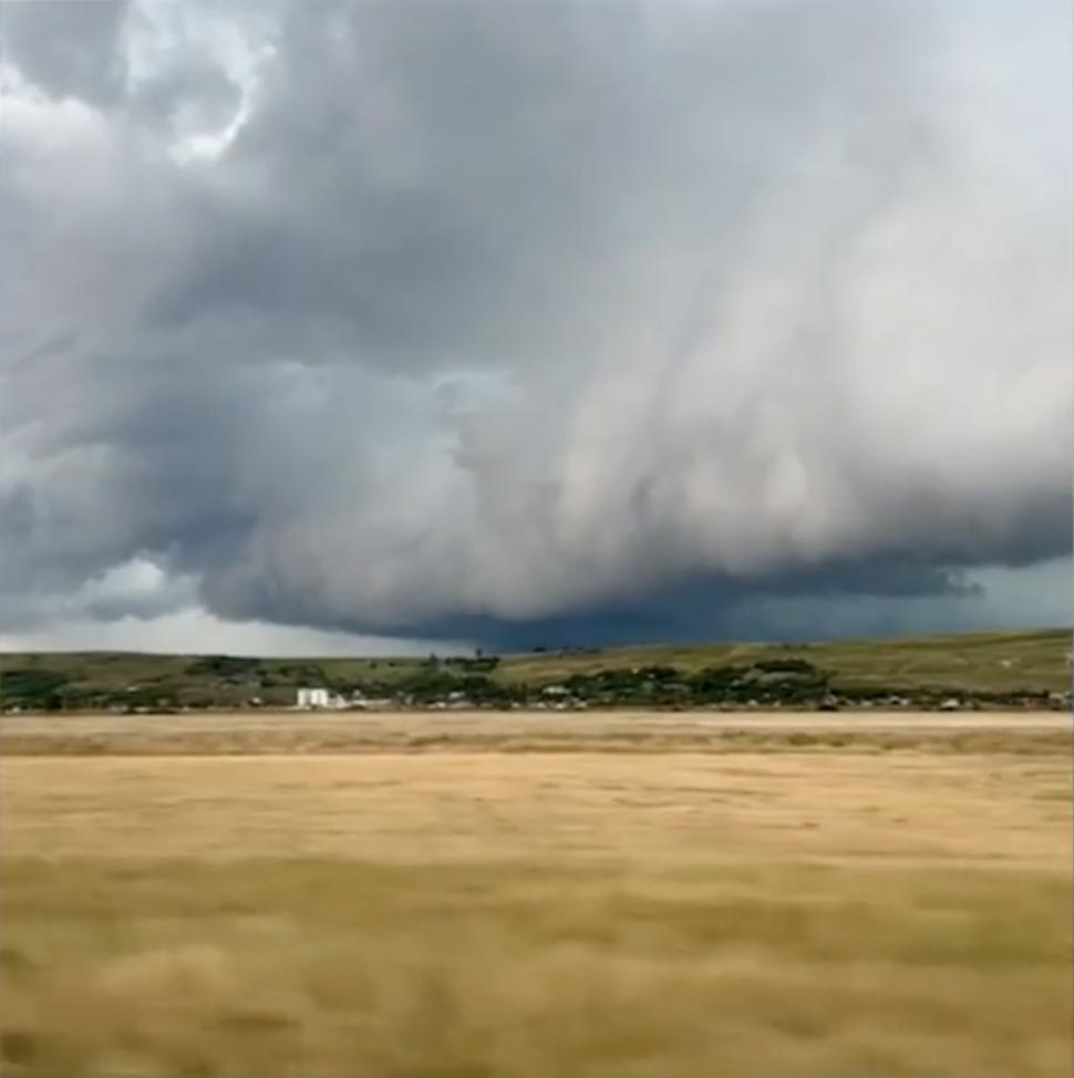 Străzi și case inundate, culturi distruse și copaci rupți de vânt: România a fost măturată de furtuni 914353