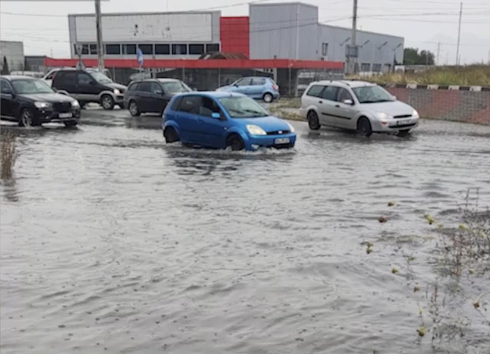 Străzi și case inundate, culturi distruse și copaci rupți de vânt: România a fost măturată de furtuni 914355