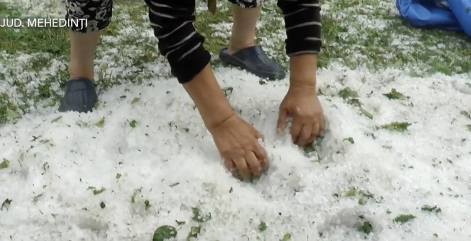 Străzi și case inundate, culturi distruse și copaci rupți de vânt: România a fost măturată de furtuni 914357