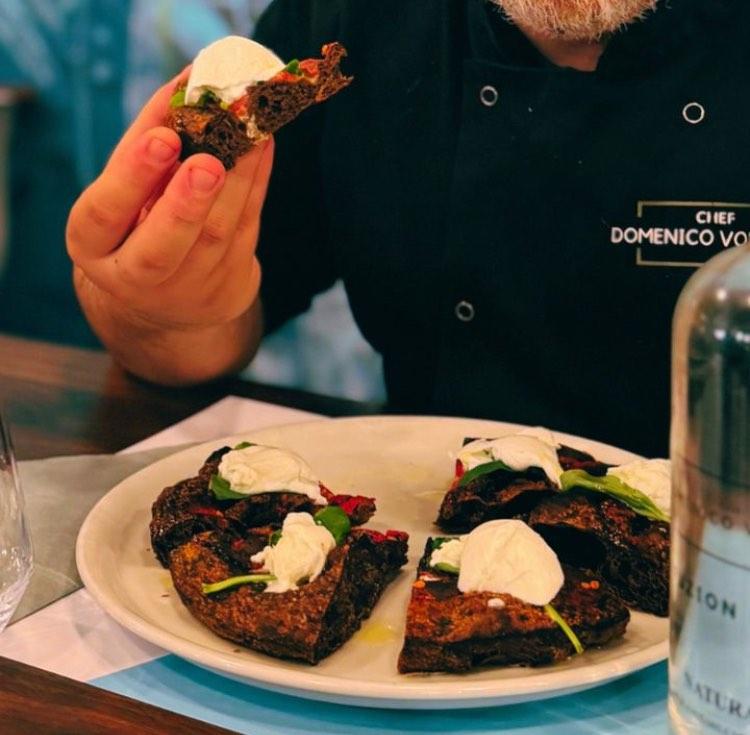 Povestea italianului care face pizza, paste și biscuiți cu făină din zaț de cafea. Este cu 50% mai bogată în fibre decât cea de grâu 914762