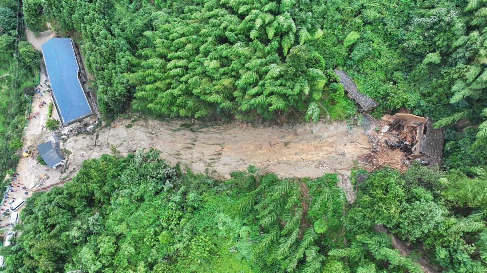 O alunecare de teren masivă a avut loc în China. Cel puţin 15 oameni au murit, iar alţi şase au fost răniţi 914877
