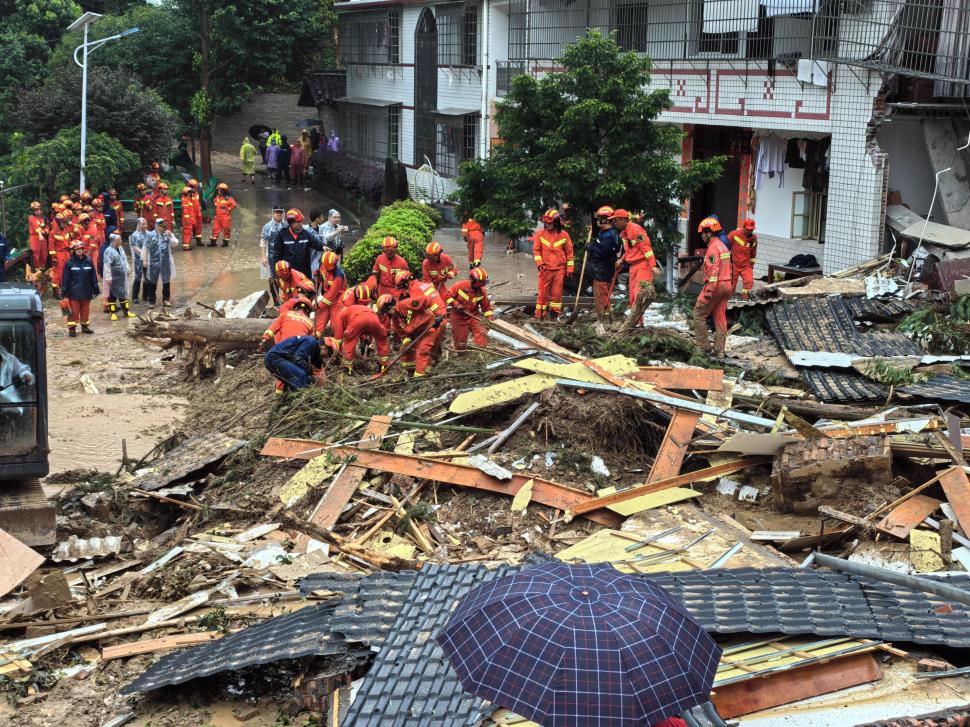 O alunecare de teren masivă a avut loc în China. Cel puţin 15 oameni au murit, iar alţi şase au fost răniţi 914879