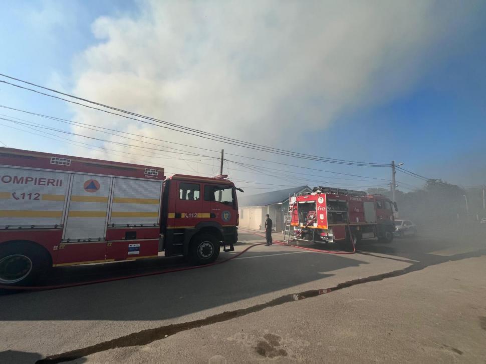 Un incendiu puternic a izbucnit la un azil de bătrâni din Tulcea. 40 de persoane au fost evacuate 914976