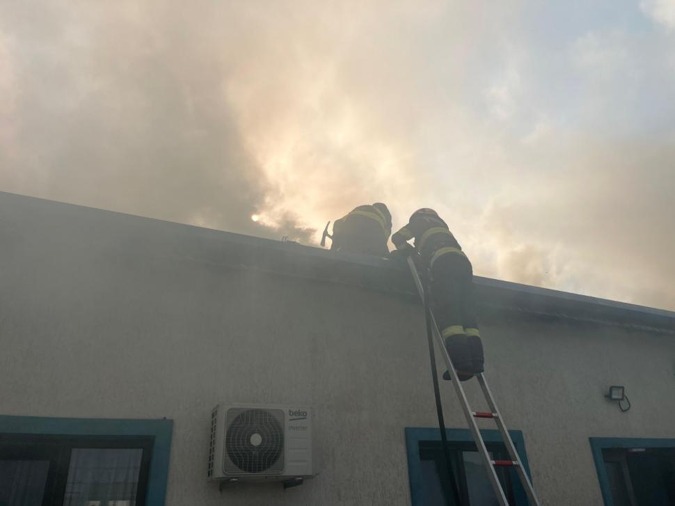Un incendiu puternic a izbucnit la un azil de bătrâni din Tulcea. 40 de persoane au fost evacuate 914979