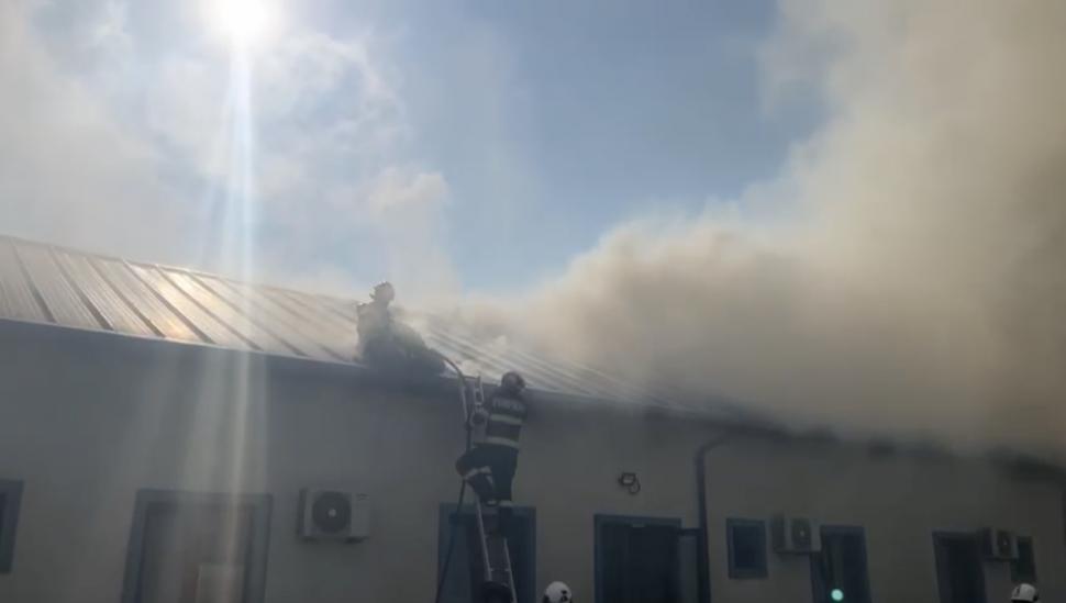 Un incendiu puternic a izbucnit la un azil de bătrâni din Tulcea. 40 de persoane au fost evacuate 914980