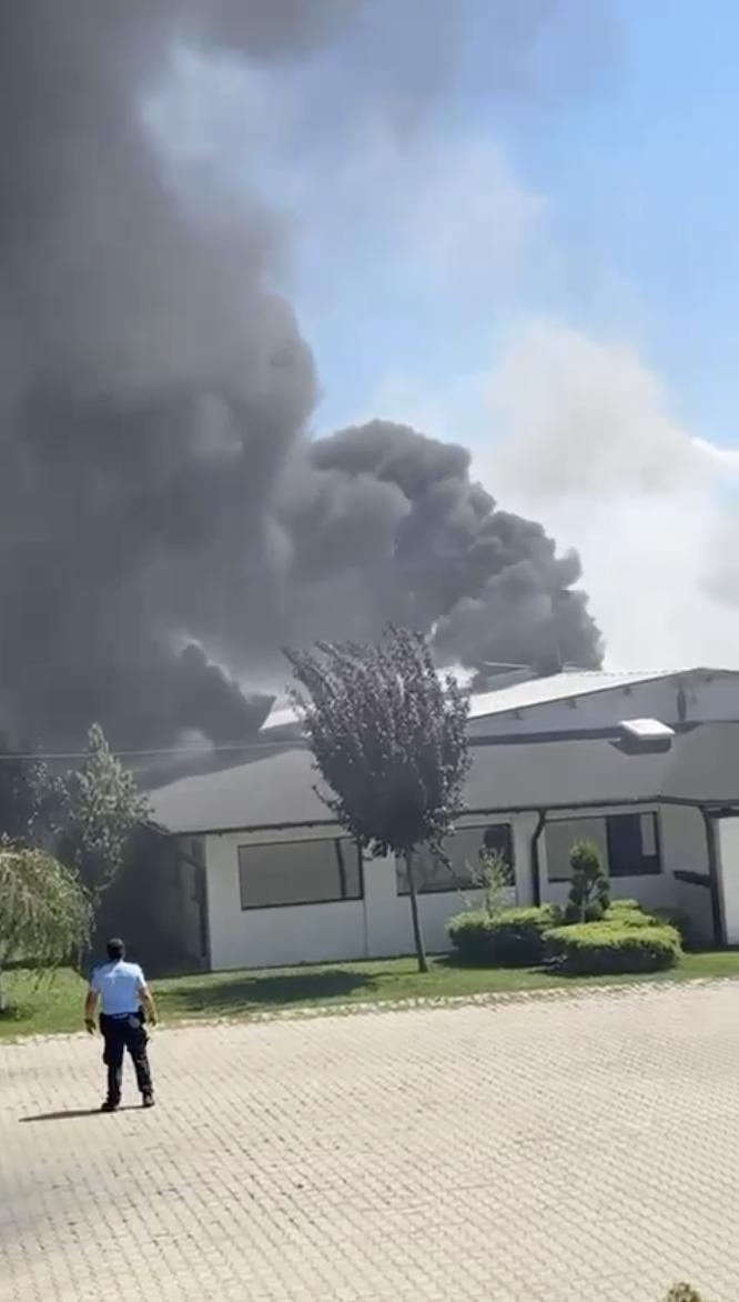 Incendiu la un restaurant renumit din Horezu, Vâlcea. Pompierii sting flăcările cu apa dintr-o piscină 915155