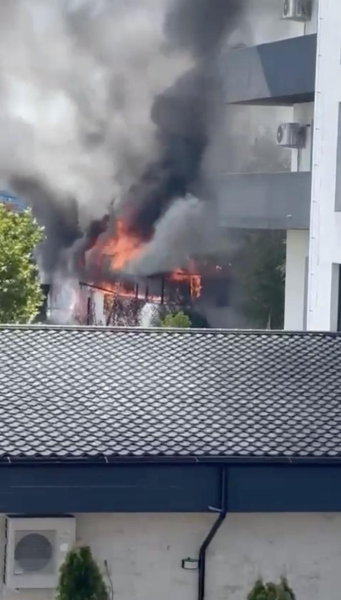 Incendiu la un restaurant renumit din Horezu, Vâlcea. Pompierii sting flăcările cu apa dintr-o piscină 915156