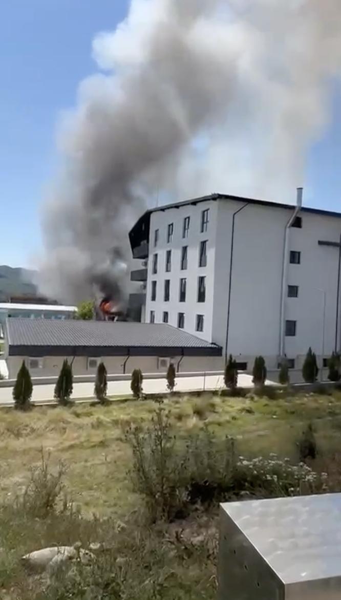 Incendiu la un restaurant renumit din Horezu, Vâlcea. Pompierii sting flăcările cu apa dintr-o piscină 915157