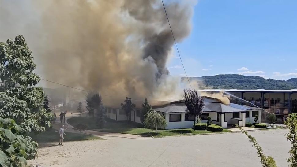 Incendiu la un restaurant renumit din Horezu, Vâlcea. Pompierii sting flăcările cu apa dintr-o piscină 915158