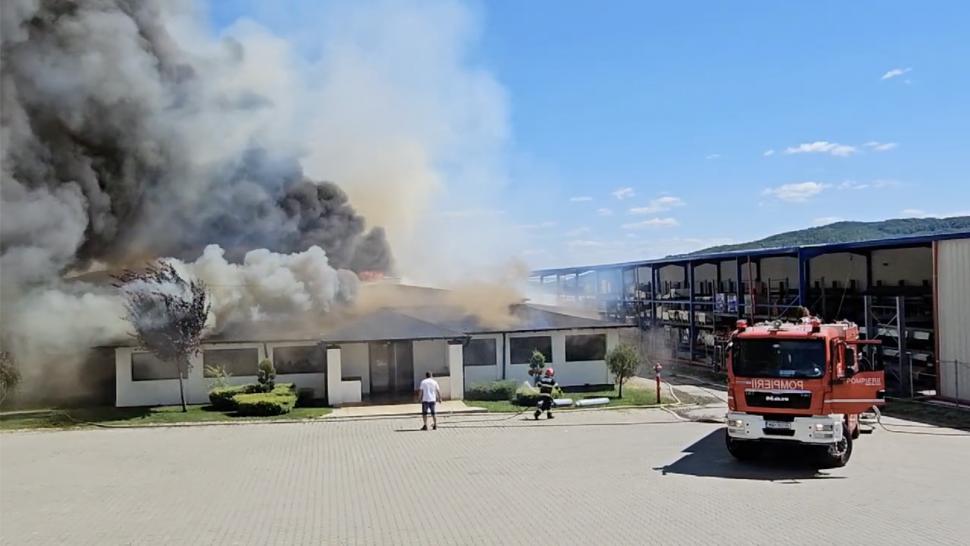 Incendiu la un restaurant renumit din Horezu, Vâlcea. Pompierii sting flăcările cu apa dintr-o piscină 915159