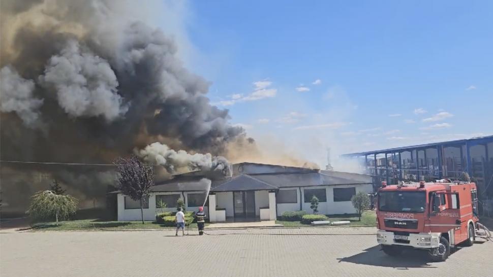 Incendiu la un restaurant renumit din Horezu, Vâlcea. Pompierii sting flăcările cu apa dintr-o piscină 915160