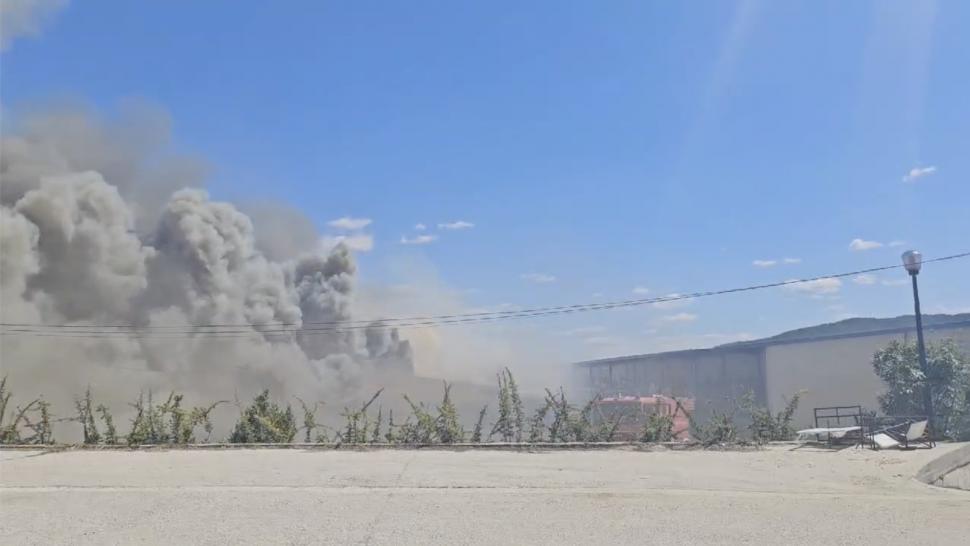 Incendiu la un restaurant renumit din Horezu, Vâlcea. Pompierii sting flăcările cu apa dintr-o piscină 915161