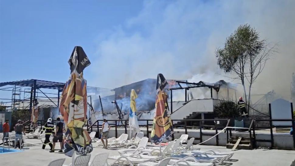 Incendiu la un restaurant renumit din Horezu, Vâlcea. Pompierii sting flăcările cu apa dintr-o piscină 915162